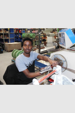 Abdiaziz Abdi, Ausbildung zum Elektroniker